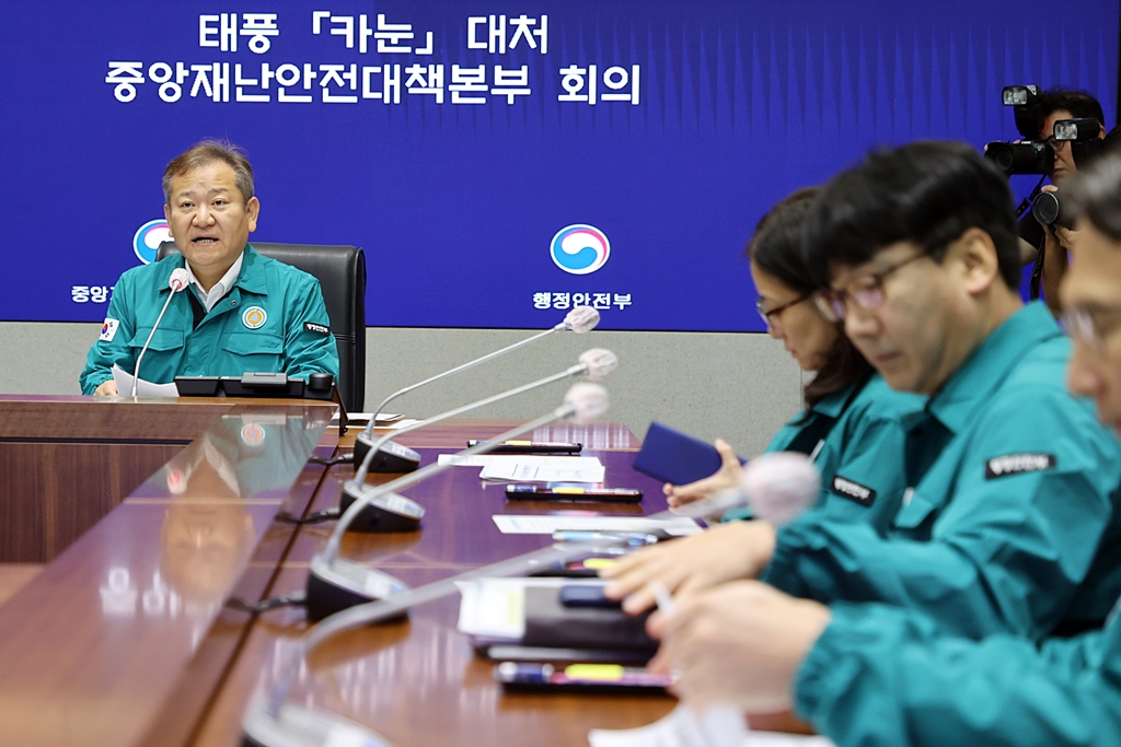 Minister of the Interior and Safety Lee Sang-min presides over a CDSCH Meeting in response to Typhoon Khanun at the Seoul Situation Center at the Government Complex Seoul, Jongno-gu, Seoul, on the morning of the 10th.