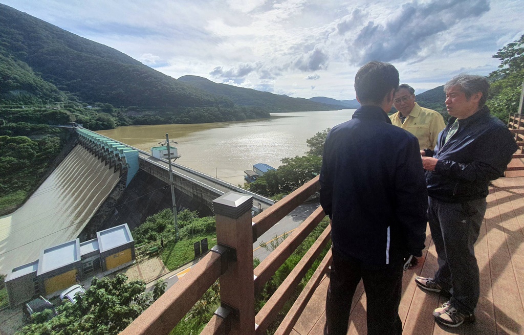 김계조 재난안전관리본부장은 9일 오후 전북 임실군 소재 한국 수자원공사를 방문해 집중호우로 인한 섬진강댐 운영상황을 점검하고, 댐 방류량을 조절현황을 점검하고 있다