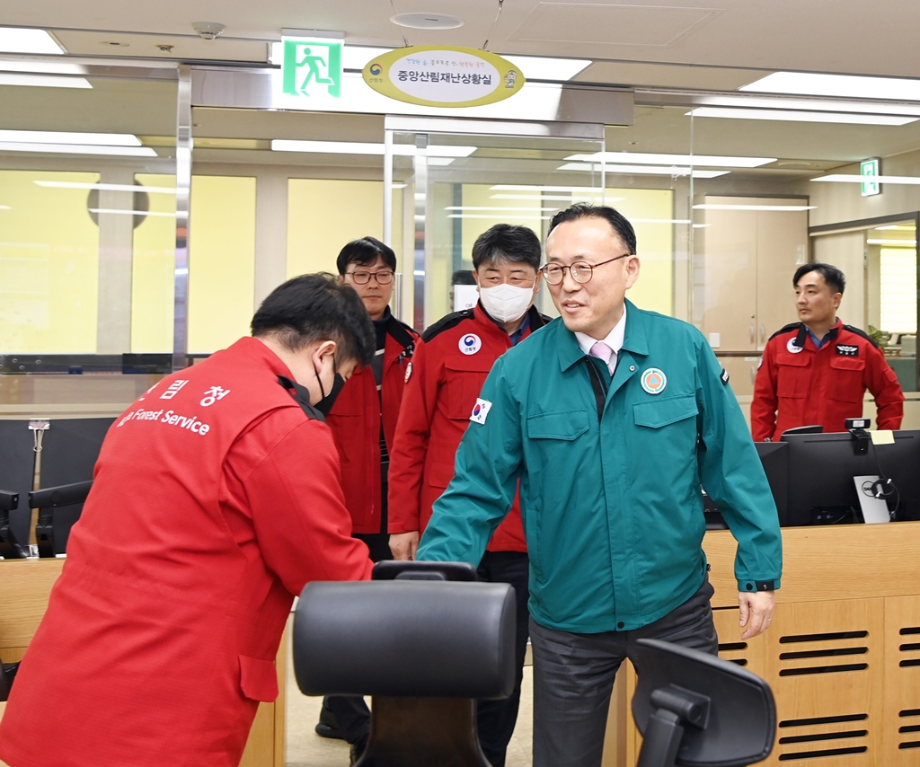 이한경 행정안전부 재난안전관리본부장이 20일 오후 대전 서구 산림청 산림재난상황실을 방문해 직원들을 격려하고 있다.