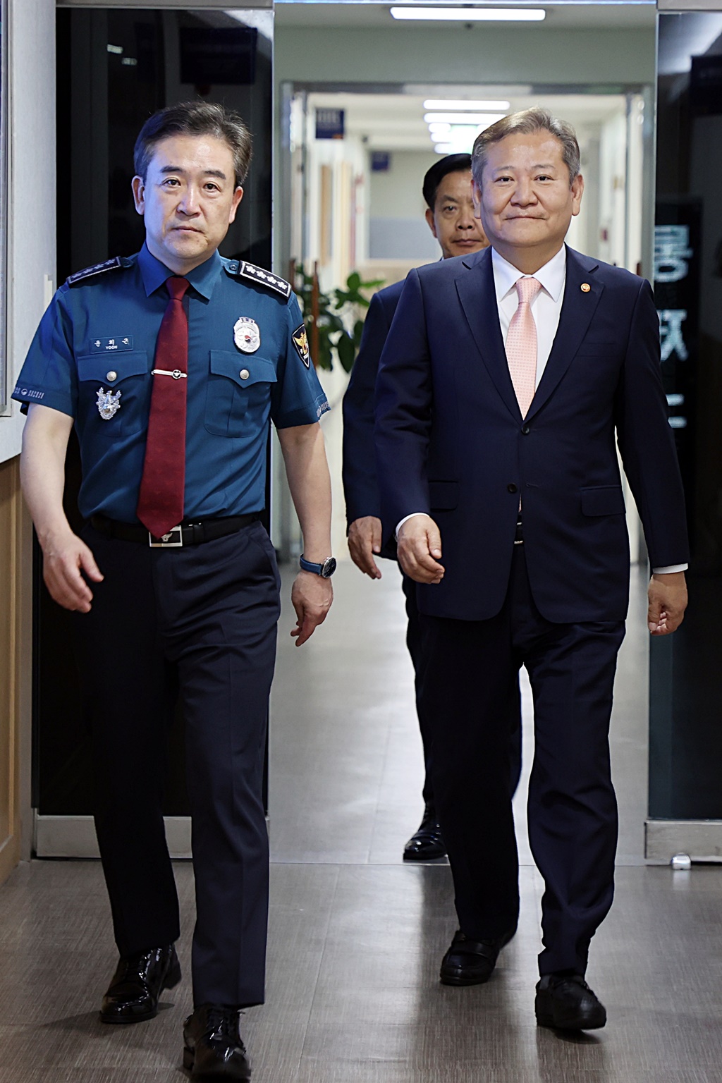 이상민(오른쪽) 행정안전부 장관이 18일 오후 서울 서대문구 경찰청을 방문하여 치안상황 점검 등 지휘부 간담회의실로 들어서고 있다.