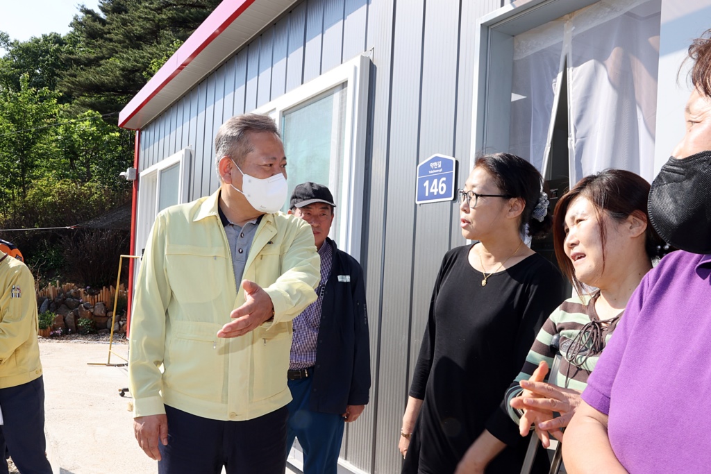 Minister of the Interior and Safety Lee Sang-min visits the forest fire-damaged area in Donghae City, Gwangwon-do, and give his ears to fire victims who undergo inconvenience staying in temporary housing on the afternoon of the 15th.