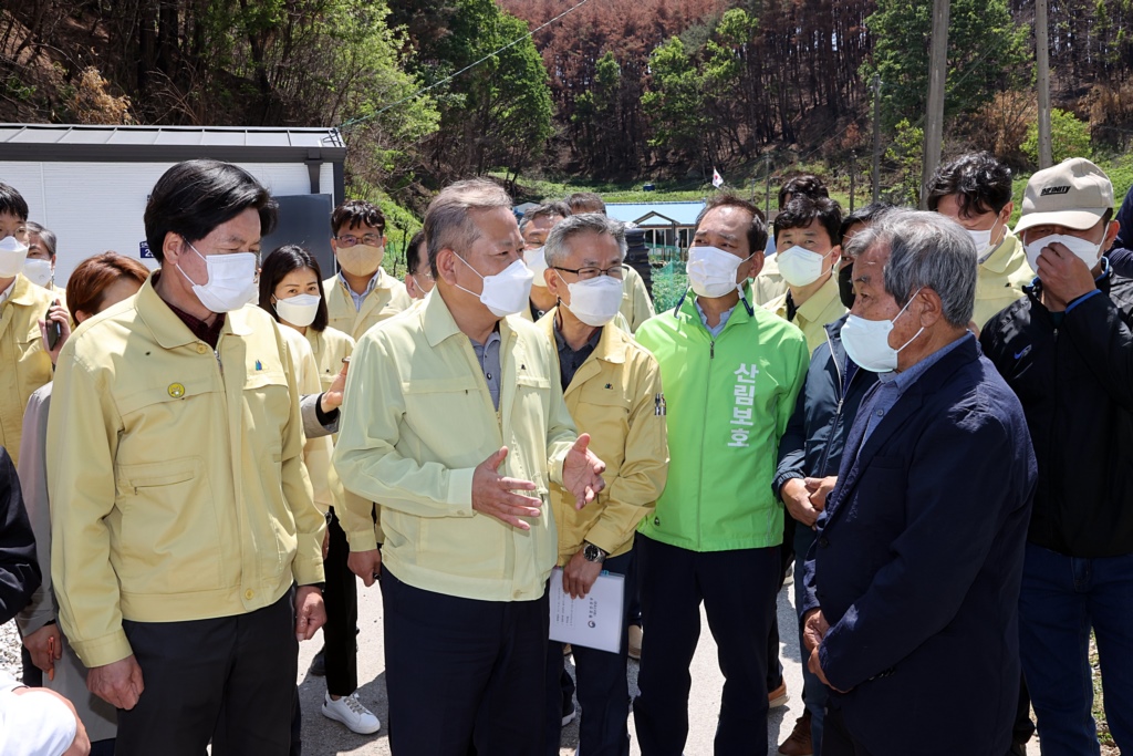On the afternoon of the 15th, Interior Minister Lee visits the forest fire-damaged area in Uljin County, Gyeonsangbuk-do, and listens to the difficulties of the people staying in temporary housing and offers them words of solace and encouragement.
