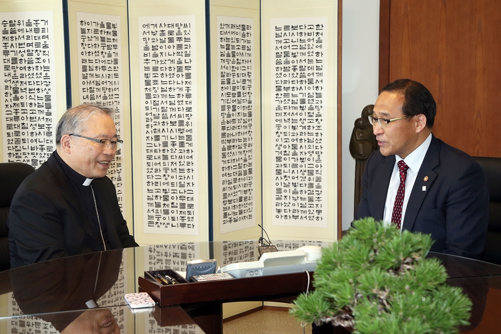 홍윤식 장관, 대선 관련 종교단체 지도자 방문