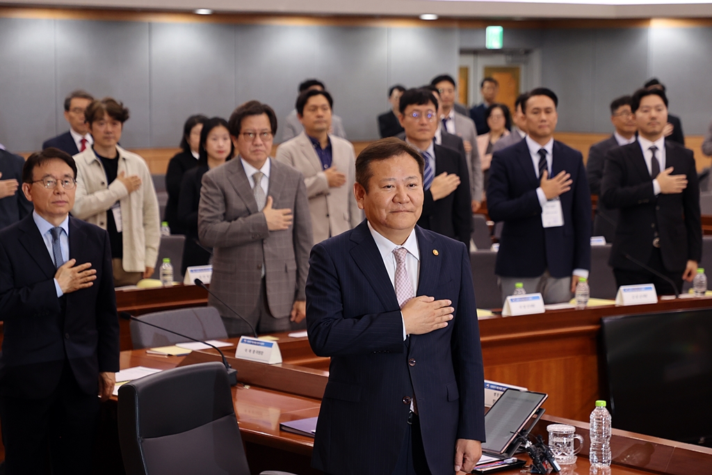 Minister of the Interior and Safety Lee Sang-min pledges an allegiance at an expert discussion on climate crisis and disaster response held at the International Conference Hall of the Government Complex Seoul on Sejong-daero, Jongno-gu, Seoul on the afternoon of the 4th.