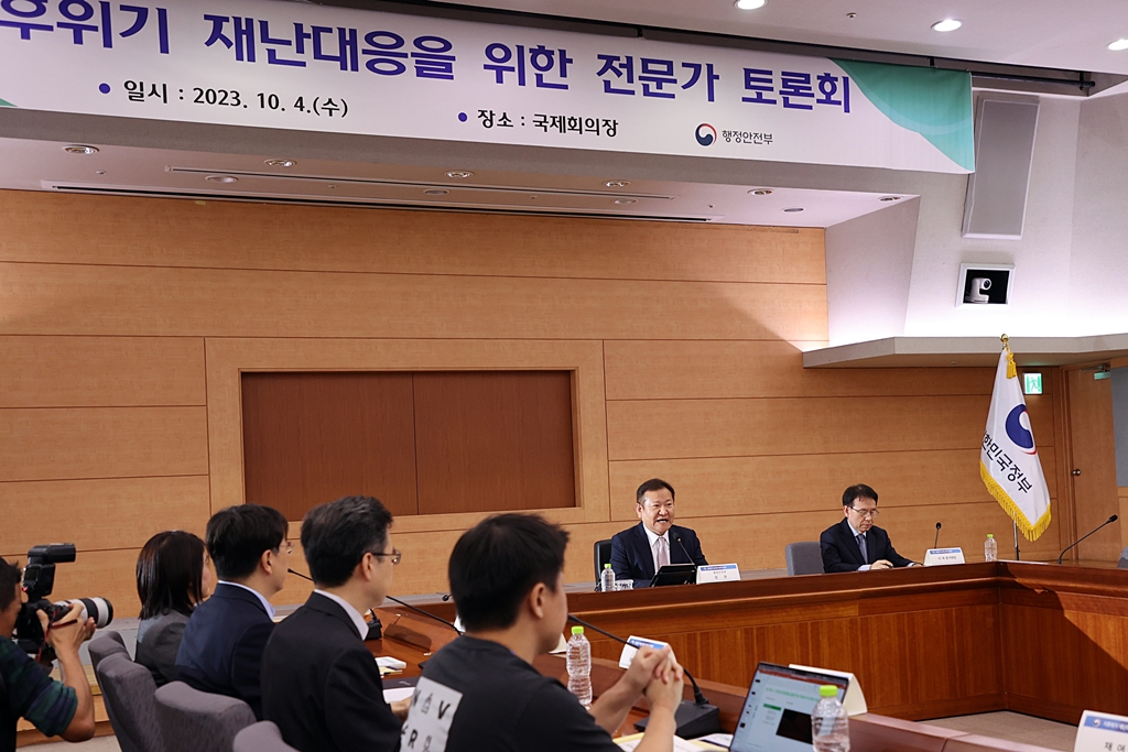 Minister Lee Sang-min delivers a greeting at an expert discussion on climate crisis and disaster response held at the International Conference Hall of the Government Complex Seoul on Sejong-daero, Jongno-gu, Seoul on the afternoon of the 4th.