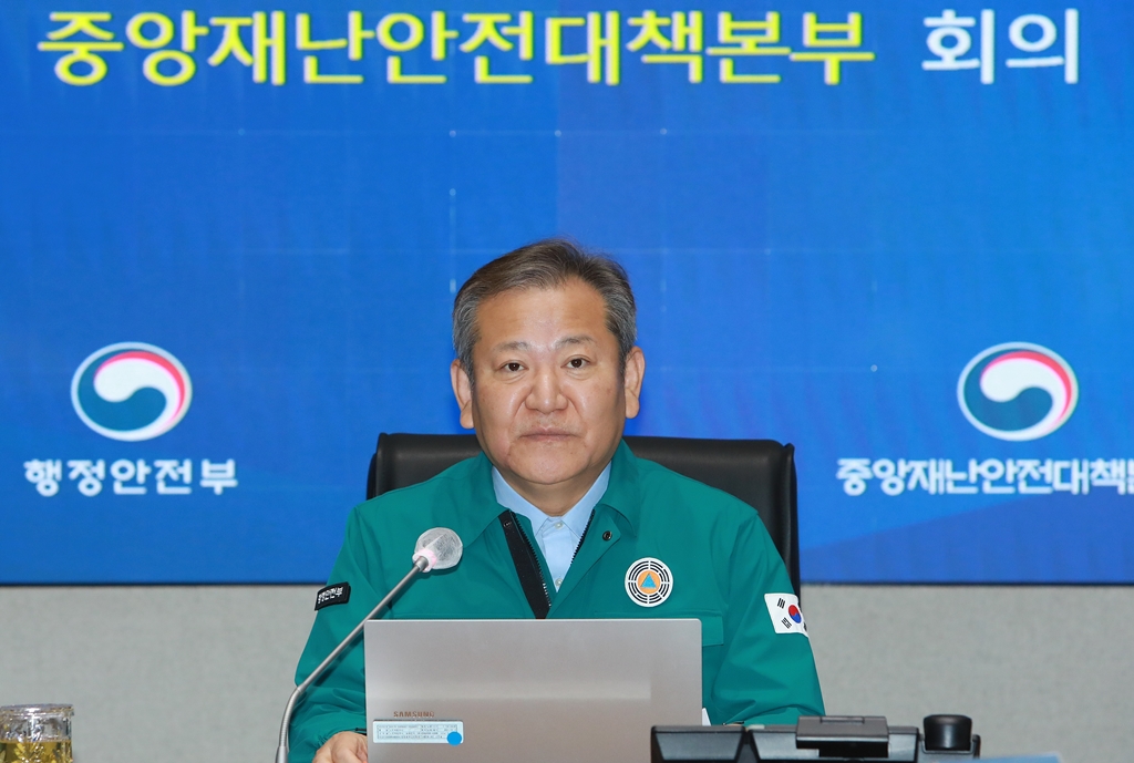 Lee Sang-min, Minister of the Interior and Safety, speaks at a CDSCHQ meeting on strike by unionized truckers, Itaewon crowd crush and COVID-19 held at the Government Complex Seoul in Jongno-gu, Seoul, on the morning of the 30th.