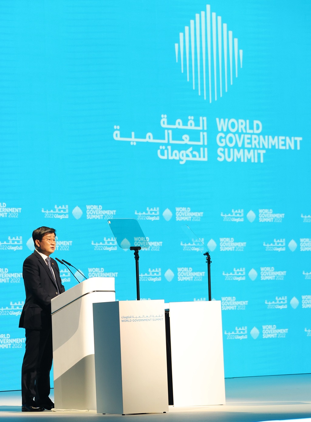 전해철 행정안전부 장관이 30일 오후(현지시간) 아랍에미리트(UAE) 두바이 엑스포 전시센터에서 열린 제8차 세계정부정상회의(World Government Summit)에 참석해 ‘코로나19 이후의 미래정부 발전방향'이라는 주제로 기조연설을 하고 있다.