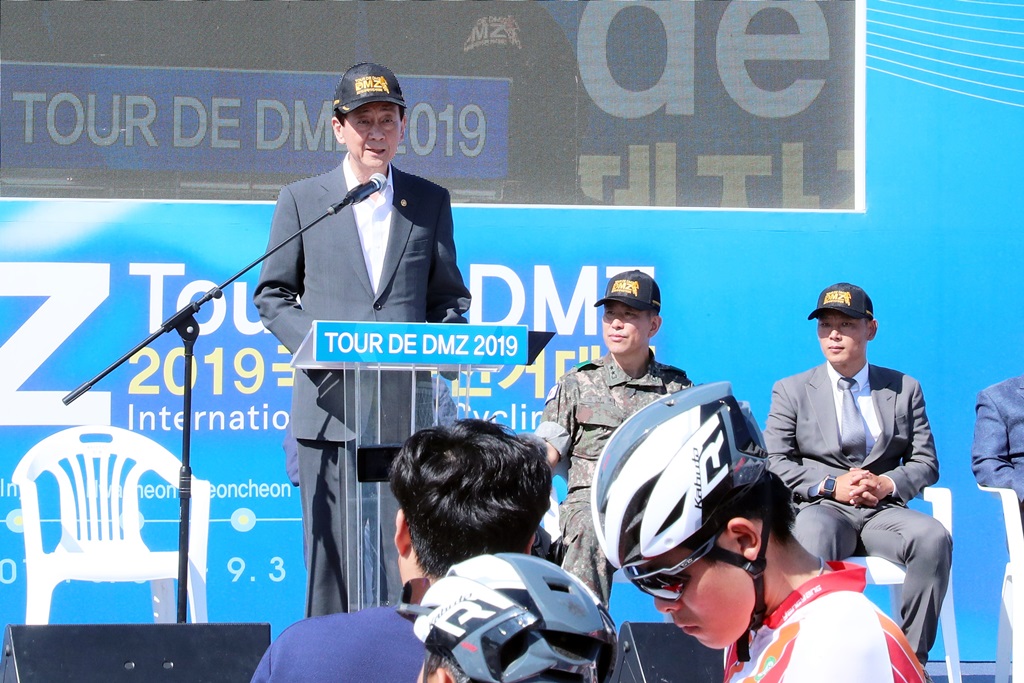 진영 장관이 30일 강원도 고성 통일전망대에서 열린 '뜨루 드 디엠지(Tour de DMZ) 2019 국제자전거대회'에서 개회사를 하고 있다. 이번 대회는 30일 개막식을 시작으로 다음달 3일까지 5일간 비무장지대(DMZ)와 접경지역 일원에서 펼쳐진다.