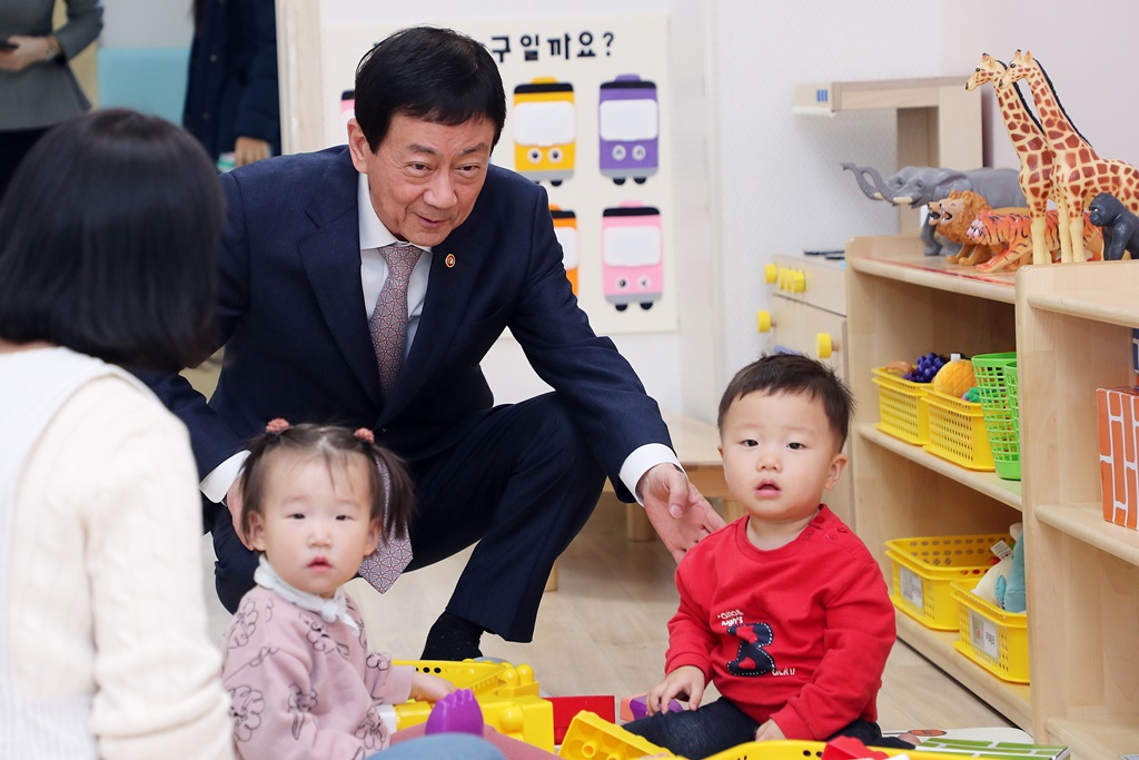 진영 장관이 연말연시를 맞아 17일 오전 세종청사 직장 어린이집을 방문하고 있다.