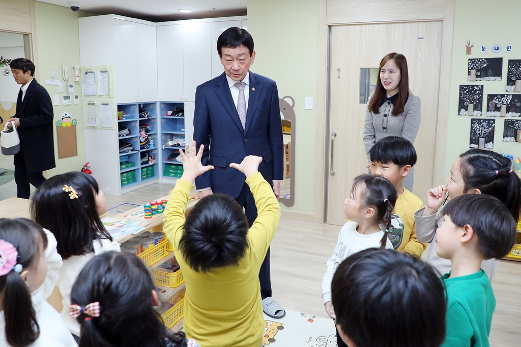 진영 장관이 연말연시를 맞아 17일 오전 세종청사 직장 어린이집을 방문하고 있다.