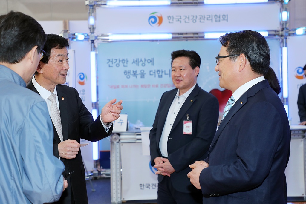 진영 장관이 21일 정부서울청사에서 한국건강관리협회가 주관한 건강체험 캠페인에 참여하고 있다.