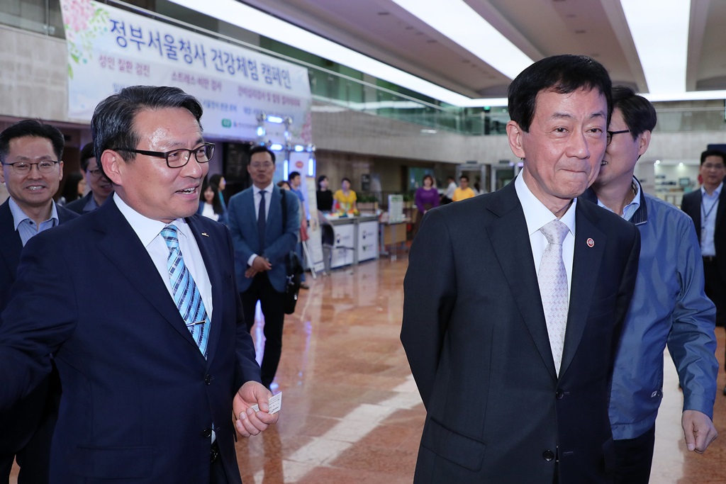 진영 장관이 21일 정부서울청사에서 한국건강관리협회가 주관한 건강체험 캠페인에 참여하고 있다.