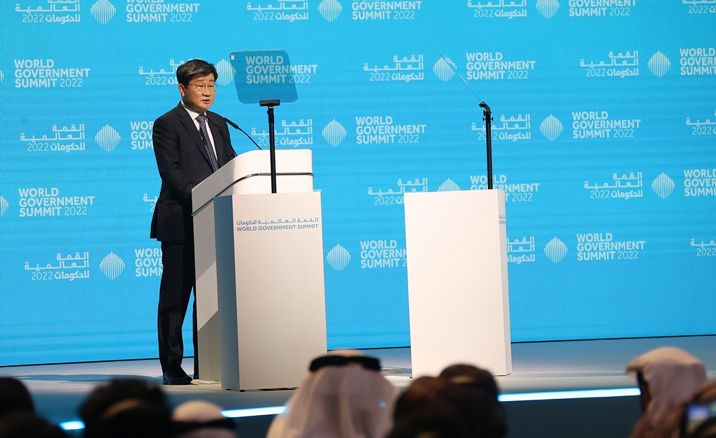 Jeon Hae-cheol, Minister of the Interior and Safety, attending the 8th World Government Summit held at the Dubai Expo Exhibition Centre in the United Arab Emirates (UAE) on the afternoon of the 30th (local time), gives a keynote speech under the theme of "The Way forward for the Future Government to Build Back Better in the post-COVID Era."