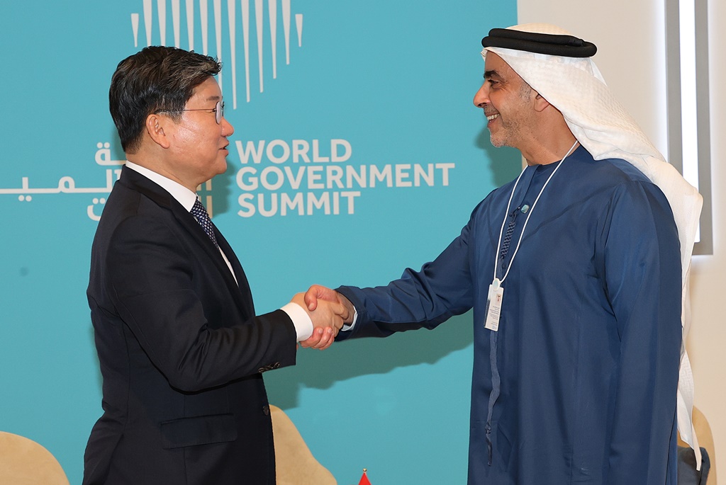 Minister Jeon shakes hands with Sheikh Saif bin Zayed Al Nahyan, UAE Deputy Prime Minister and Minister of Interior at the Dubai Expo Exhibition Centre on the afternoon of the 30th (local time), after discussing "Ways to strengthen cooperation in public administration." 