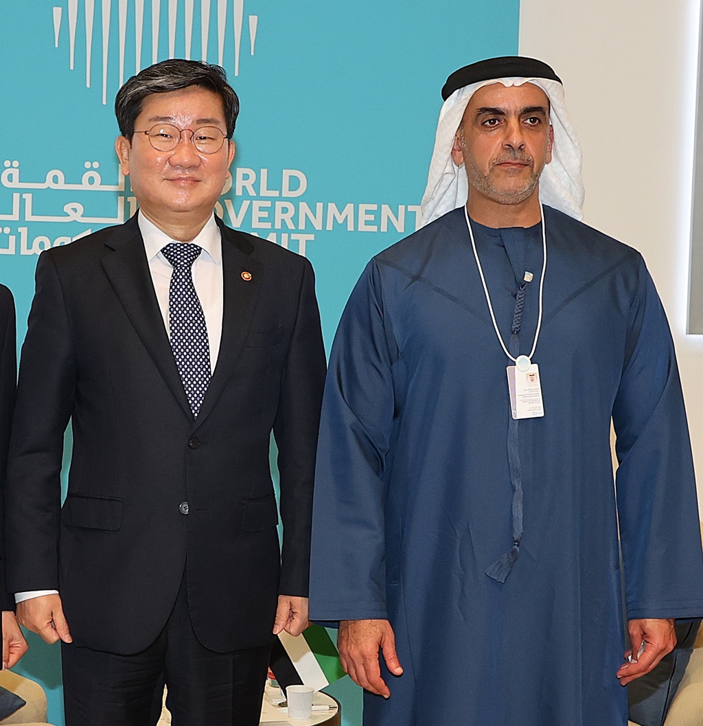 On the afternoon of the 30th (local time), Minister Jeon takes a commemorative photo with Sheikh Saif bin Zayed Al Nahyan, UAE Deputy Prime Minister and Minister of Interior after discussing "Ways to strengthen cooperation in public administration" at the Dubai Expo Exhibition Centre, UAE.