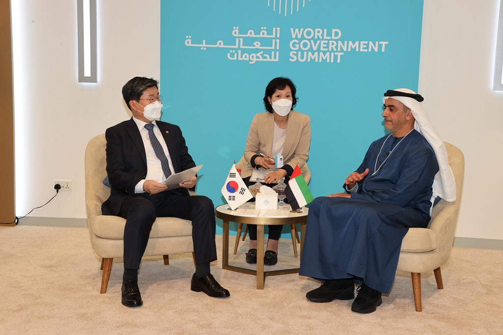 Minister Jeon Hae-cheol converses on the "Ways to strengthen cooperation in public administration" with Omar bin Sultan Al Olama, UAE Minister of State for Artificial Intelligence, Digital Economy, and Remote Work Applications, at the Dubai Expo Exhibition Centre on the morning of the 30th (local time).