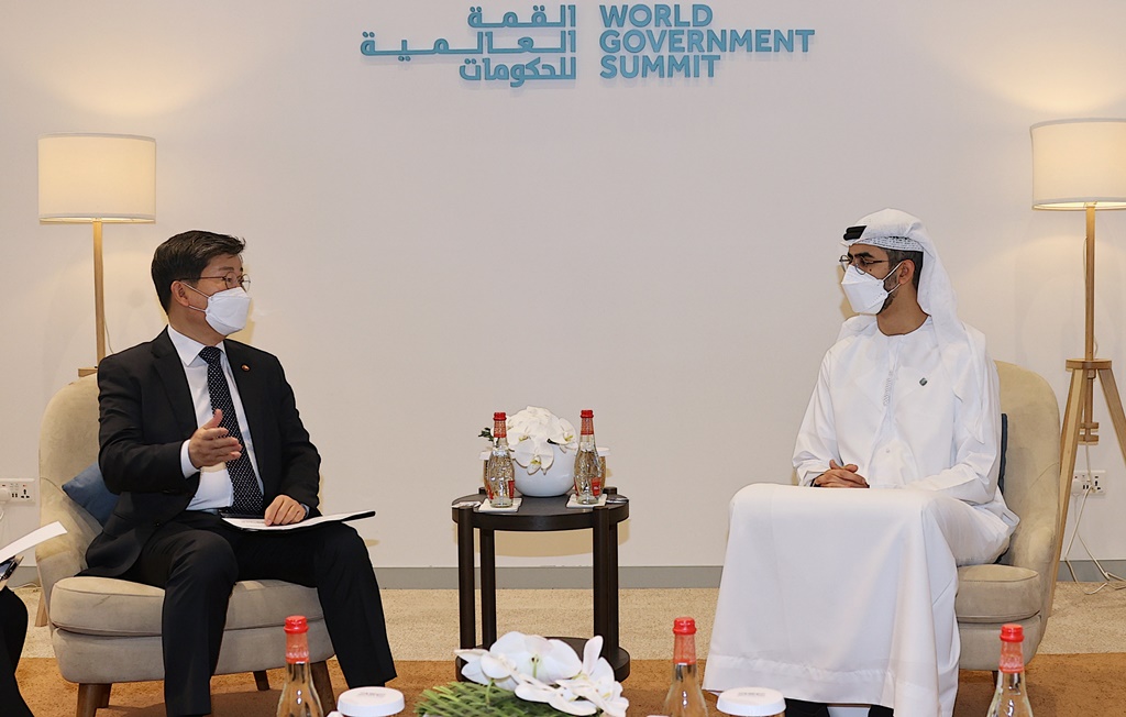 Minister Jeon Hae-cheol converses on the "Ways to strengthen cooperation in public administration" with Omar bin Sultan Al Olama, UAE Minister of State for Artificial Intelligence, Digital Economy, and Remote Work Applications, at the Dubai Expo Exhibition Centre on the morning of the 30th (local time).