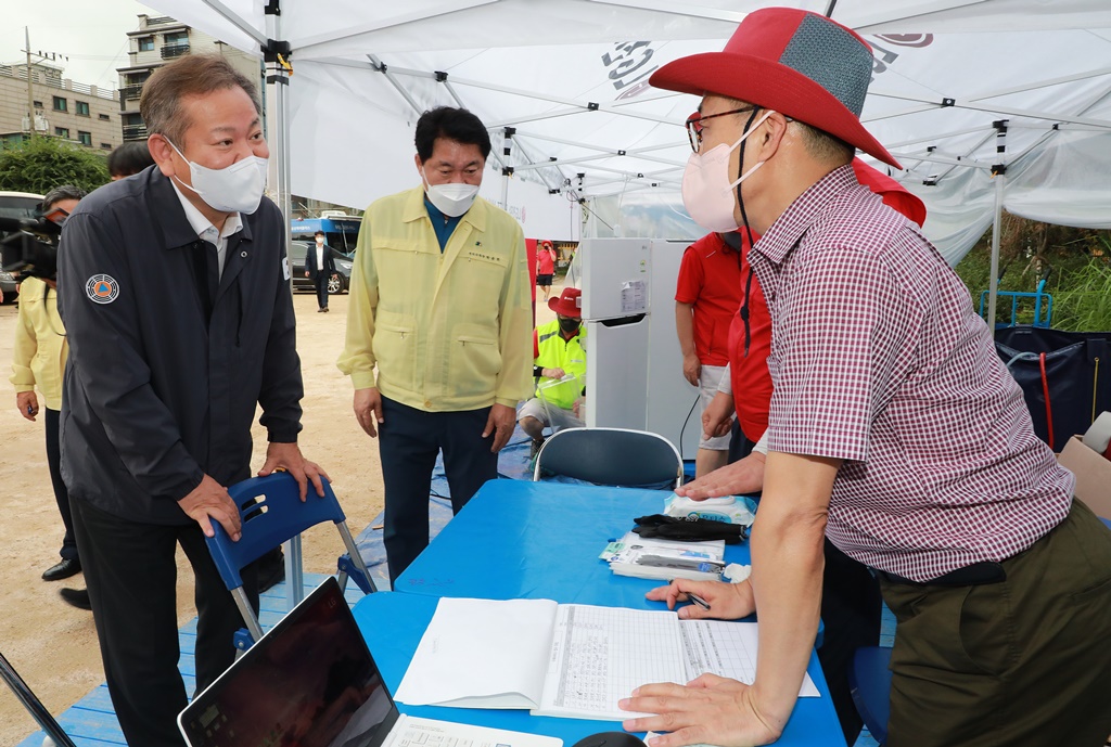 (Free Household Appliances Repair Service Center) Minister of the Interior and Safety Lee Sang-min visits the household appliances repair center in the area affected by natural disasters in 2022, which was put up at Nambu Elementary School in Seoul on the afternoon of the 11th, and listens to the current situation and encourages those involved.