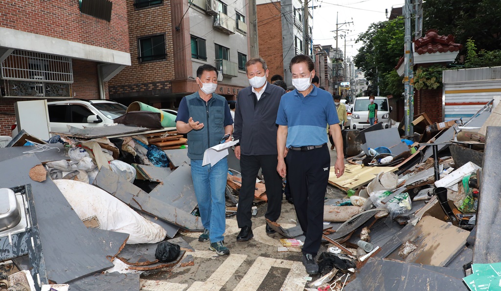 (Gwanak Sinsa Market in Seoul) Interior and Safety Minister Lee Sang-min visits the Gwanak Sinsa Market in Gwanak-gu, Seoul on the afternoon of the 11th to comfort the victims of flodding and listen to their difficulties caused by torrential downpours.