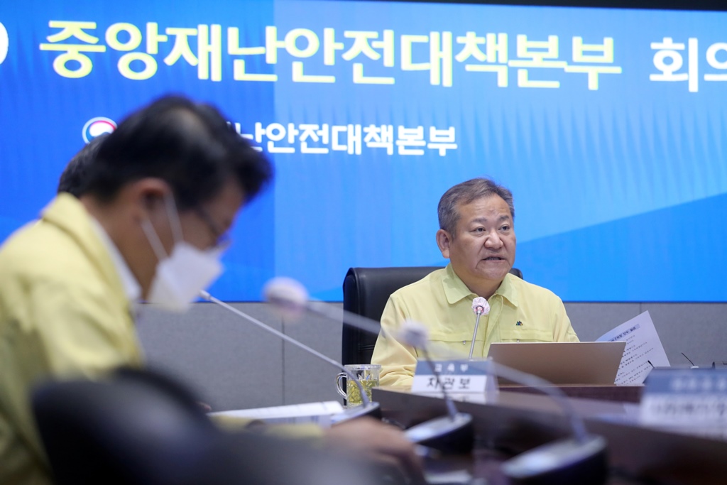 이상민 중대본 제2차장(행정안전부 장관)이 15일 서울 종로구 정부서울청사에서 코로나19 대응 중앙재난안전대책본부 회의를 주재하고 있다.