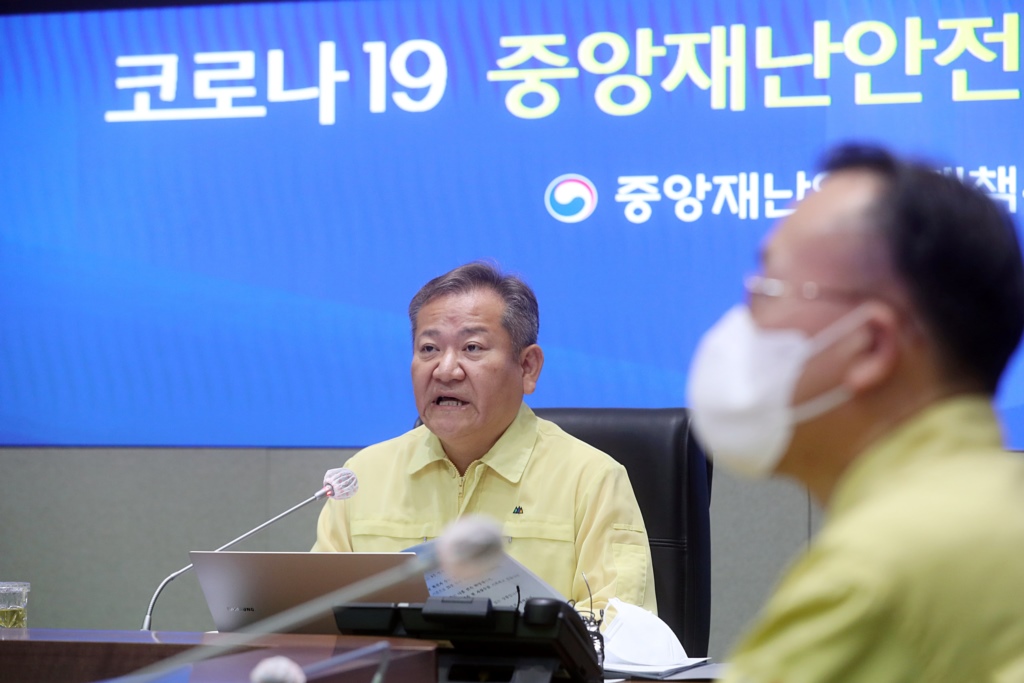 이상민 중대본 제2차장(행정안전부 장관)이 15일 서울 종로구 정부서울청사에서 코로나19 대응 중앙재난안전대책본부 회의를 주재하고 있다.