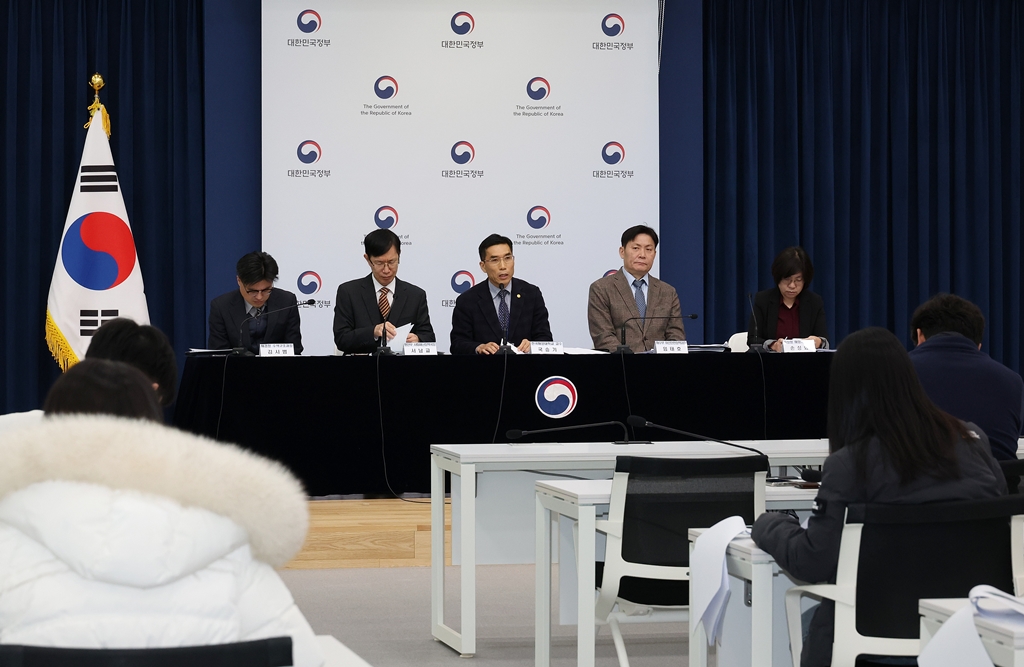 국승기 한국해양대학교수(재난원인조사반장)가 4일 오전 정부세종청사 중앙동 정부합동 브리핑실에서 출입기자 대상으로 '해양 선박(어선) 사고 원인분석 및 인명피해 방지대책' 관련 정책안건을 설명하고 있다.