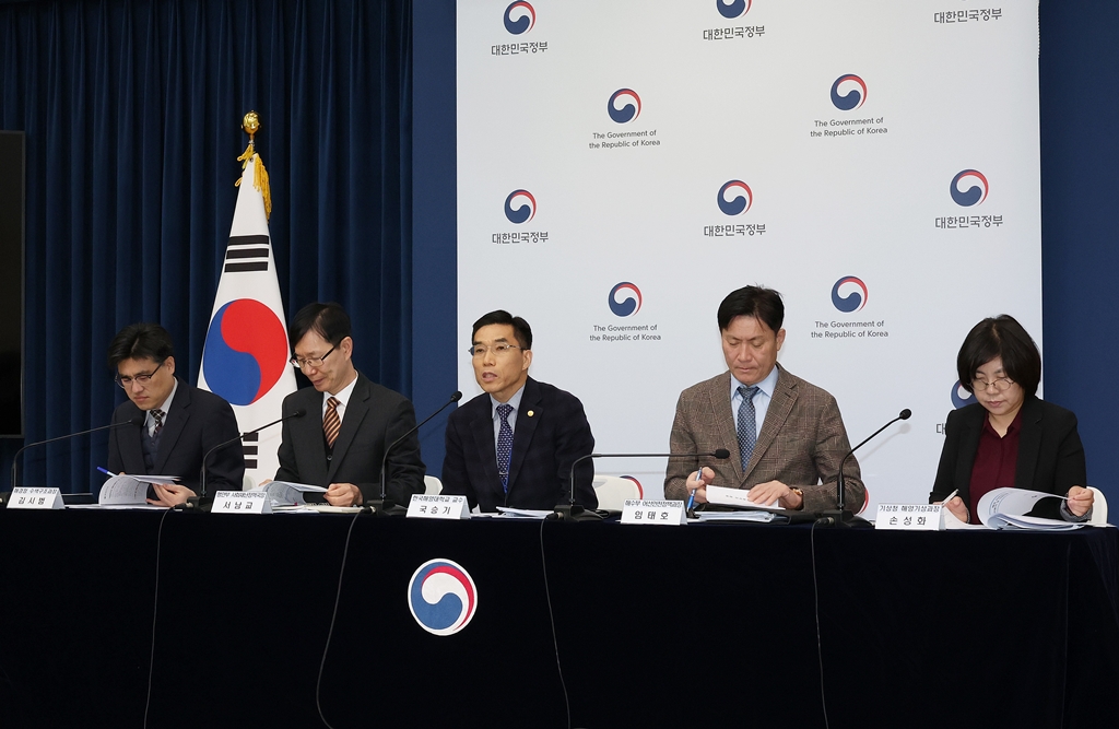 국승기 한국해양대학교수(재난원인조사반장)가 4일 오전 정부세종청사 중앙동 정부합동 브리핑실에서 출입기자 대상으로 '해양 선박(어선) 사고 원인분석 및 인명피해 방지대책' 관련 정책안건을 설명하고 있다.