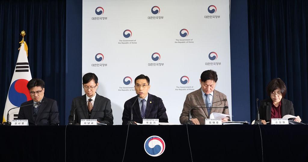 국승기 한국해양대학교수(재난원인조사반장)가 4일 오전 정부세종청사 중앙동 정부합동 브리핑실에서 출입기자 대상으로 '해양 선박(어선) 사고 원인분석 및 인명피해 방지대책' 관련 정책안건을 설명하고 있다.