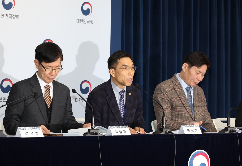 국승기 한국해양대학교수(재난원인조사반장)가 4일 오전 정부세종청사 중앙동 정부합동 브리핑실에서 출입기자 대상으로 '해양 선박(어선) 사고 원인분석 및 인명피해 방지대책' 관련 정책안건을 설명하고 있다.