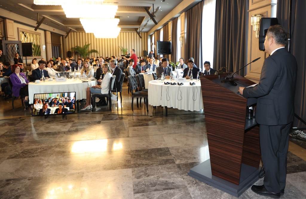 이상민 행정안전부 장관이 20일 오전(현지시간) 조지아 트리빌시 윈덤 그랜드호텔에서 열린' UNDP·ACSH 주최 공공부문 디지털 전환 세미나'에 참석해 축사를 하고 있다. 