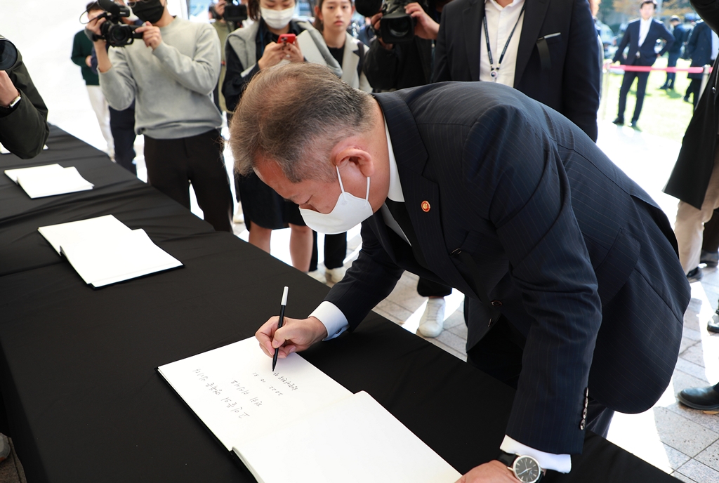 Minister Lee writes a condolence message after mourning the deceased in Itaewon district at the joint memorial altar set up in Seoul Square in Jung-gu, Seoul, on the 31st.