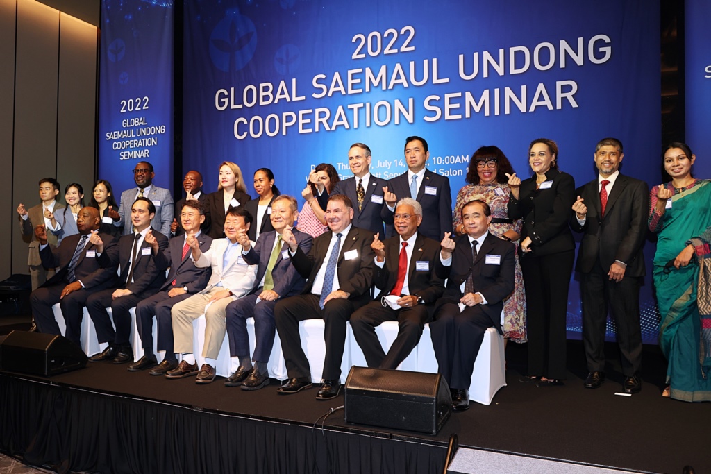 Lee Sang-min, Minister of the Interior and Safety, poses with ambassadors to Korea at the Global Saemaul Undong Cooperation Seminar held at the Grand Hyatt Seoul on the morning of the 14th.