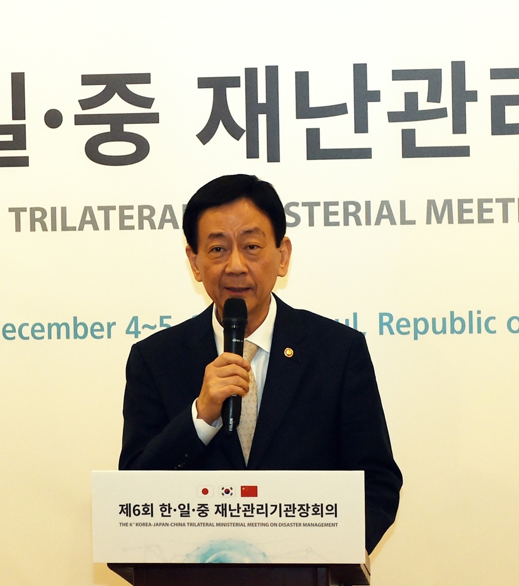진영 장관이 5일 오후 서울시 삼청각에서 열린 『제6회 한.일.중 재난관리기관장회의 환영만찬에서 만찬사를 하고 있다.