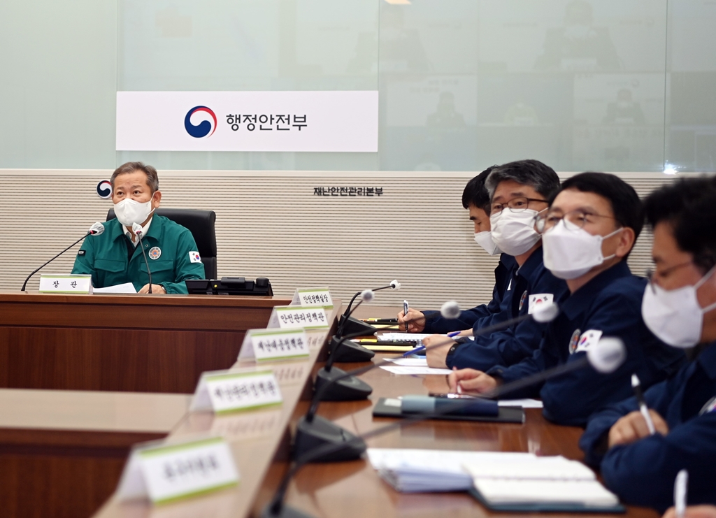 Lee Sang-min, Minister of the Interior and Safety (Head of the CDSCH), presides over a video conference with officials from related agencies, including five regional on-site situation management directors, in preparation for Typhoon No. 11 Hinnamno at the Central Disaster and Safety Countermeasures Headquarters (CDSCH) in Government Complex Sejong 2 on the evening of the 5th.