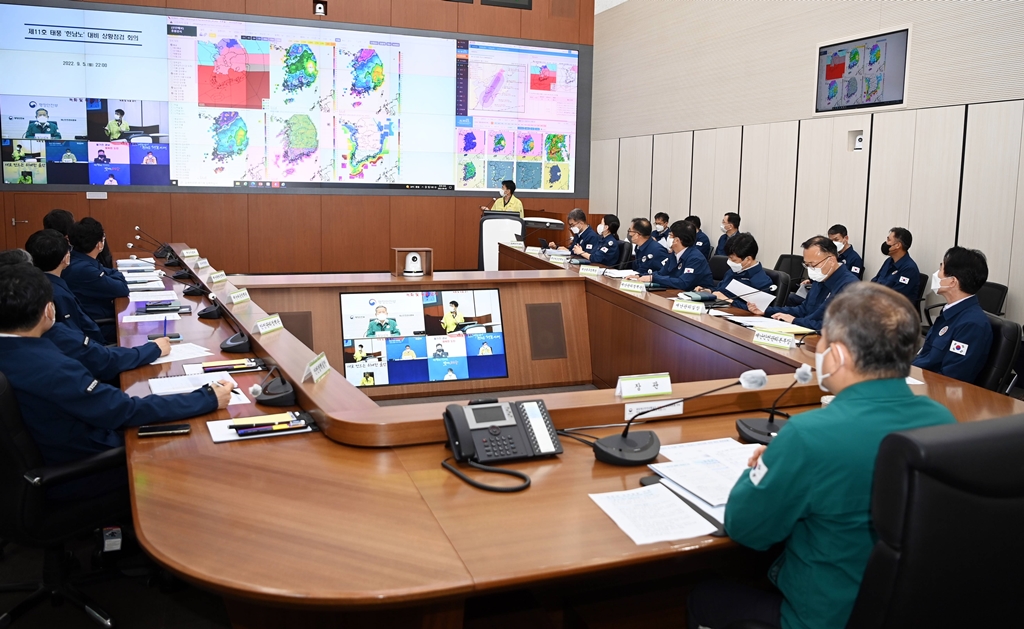 Minister Lee attends an on-line preparedness review meeting for Typhoon No. 11 Hinnamno at the Central Disaster and Safety Countermeasures Headquarters (CDSCH) in Government Complex Sejong 2 on the evening of the 5th.