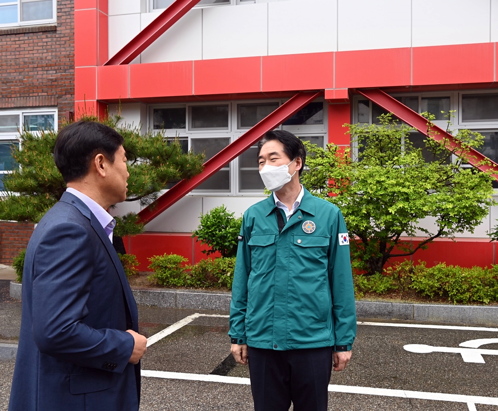 김성호 행정안전부 재난안전관리본부장이 5일 어린이 날을 맞아 대전시 서구 둔산초등학교를 방문해 어린이 안전사고 예방을 위한 교통안전 시설을 점검하고 있다.