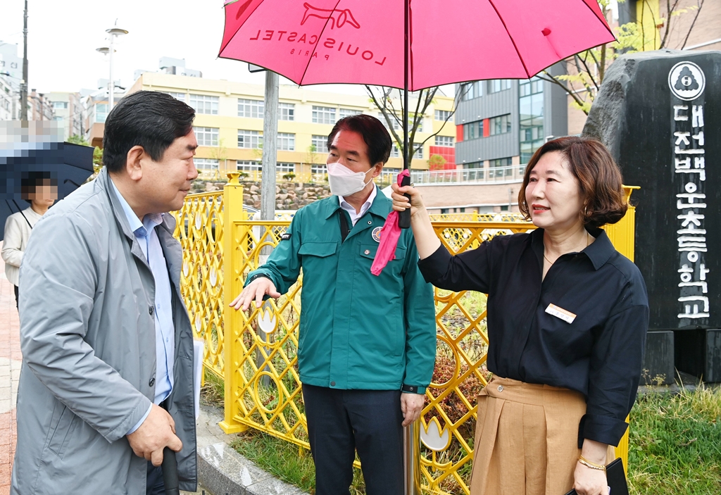 김성호 행정안전부 재난안전관리본부장이 5일 어린이 날을 맞아 대전시 서구 백운초등학교를 방문해 어린이 안전사고 예방을 위한 교통안전 시설을 점검하고 있다.