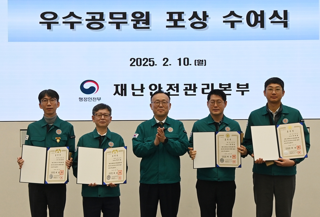 10일 오전 정부세종청사 중앙재난안전상황실에서 이한경 행정안전부 재난안전관리본부장(가운데)과 재난안전본부 우수공무원으로 선정된 직원들이 기념촬영을 하고 있다.