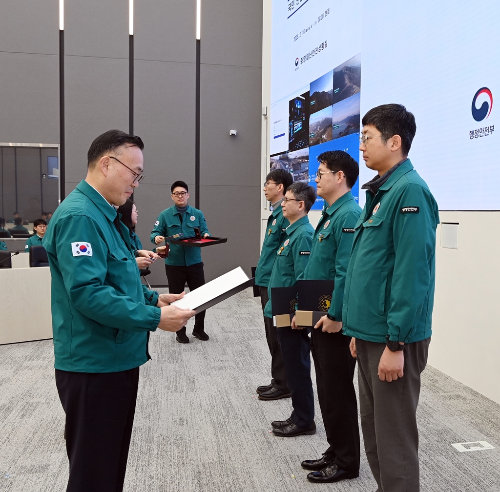 10일 오전 정부세종청사 중앙재난안전상황실에서 이한경 행정안전부 재난안전관리본부장(왼쪽)이 재난안전본부 우수공무원으로 선정된 직원에게 상장을 수여하고 있다.