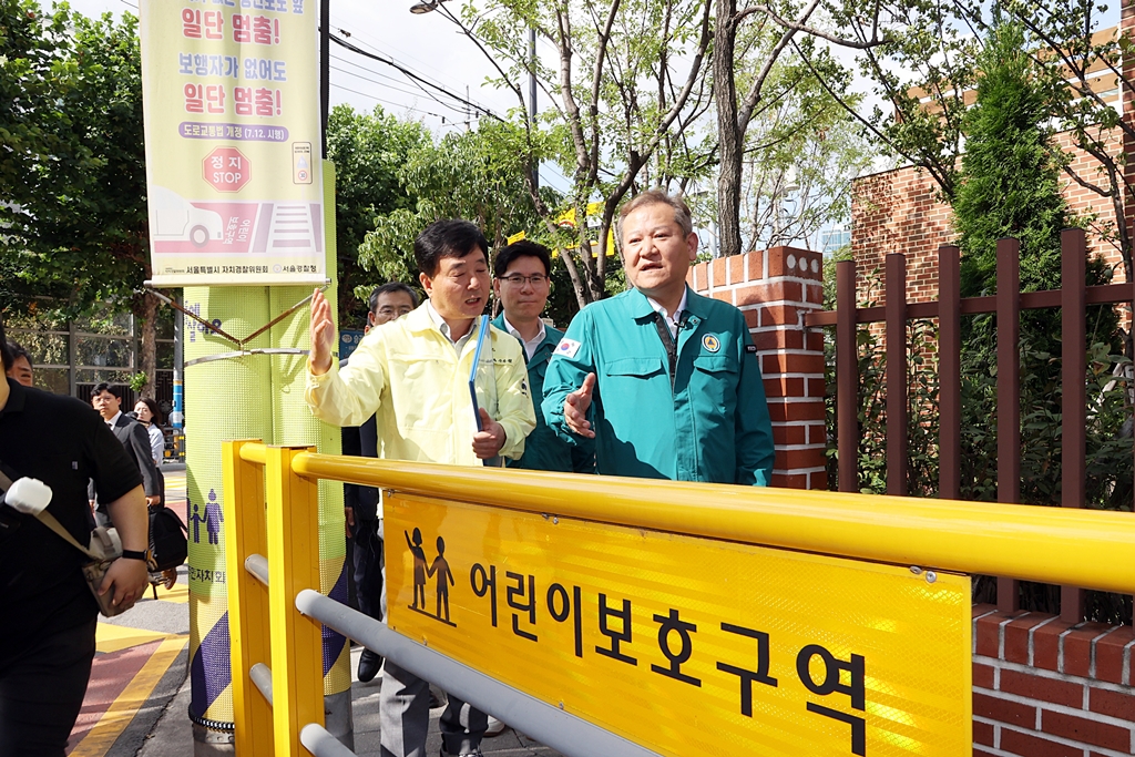 Minister of the Interior and Safety Lee Sang-min visits Gyeongdong Elementary School in Seoul on the afternoon of the 18th to inspect the safety of crosswalks in the child protection zone on the way to and from school.