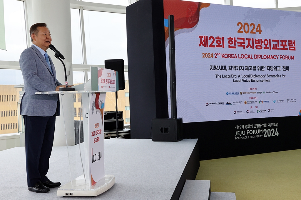 상민 행정안전부 장관이 31일 오후 제주국제컨벤션센터에서 열린 2024 제2회 한국지방외교 포럼에 참석하여 축사를 하고 있다.