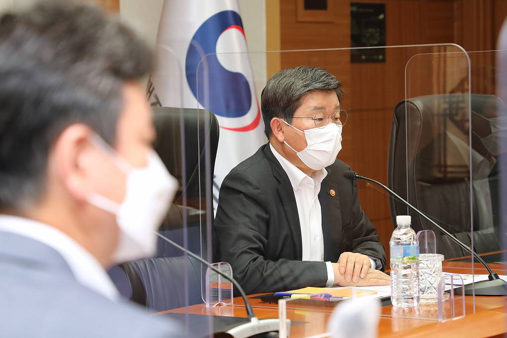 전해철 장관이 7일 오후 서울 종로구 정부서울청사에서 영상회의시스템을 통해  열린 대한민국 열린정부 포럼 회의 에서 인사말을 하고 있다.