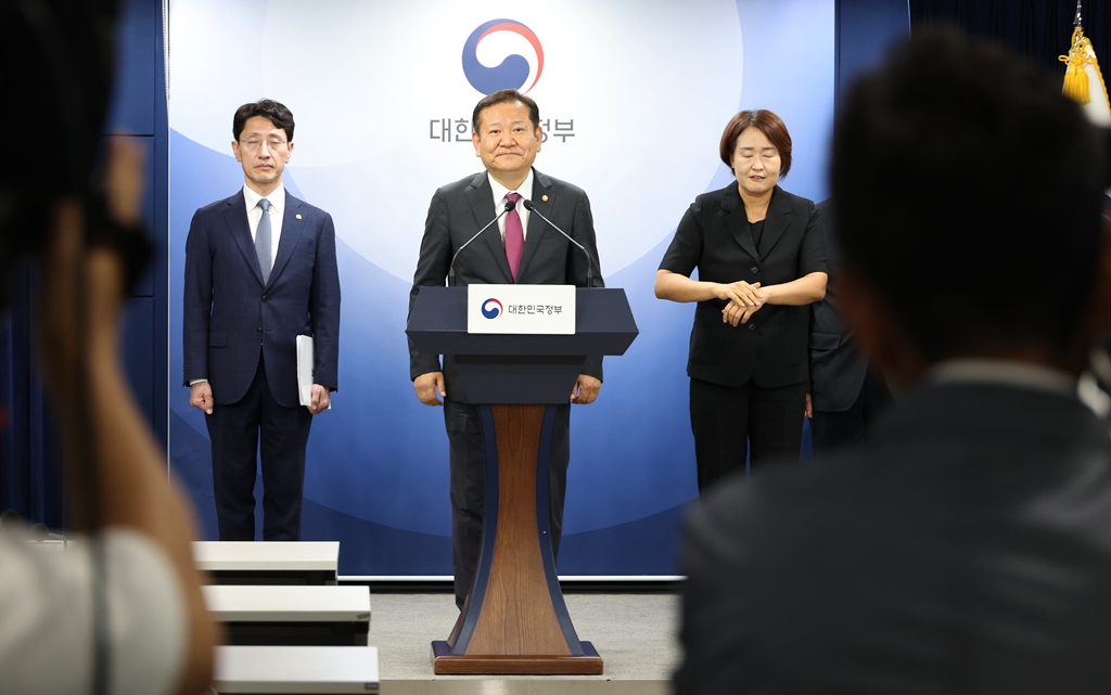 이상민 행정안전부 장관이 19일 오후 서울 종로구 정부서울청사 브리핑룸에서 '지역사랑상품권 이용 활성화에 관한 법률 일부개정법률안' 관련 브리핑을 하고 있다.