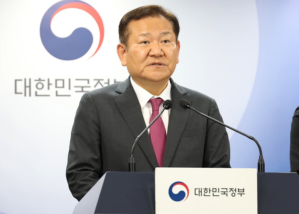 이상민 행정안전부 장관이 19일 오후 서울 종로구 정부서울청사 브리핑룸에서 '지역사랑상품권 이용 활성화에 관한 법률 일부개정법률안' 관련 브리핑을 하고 있다.