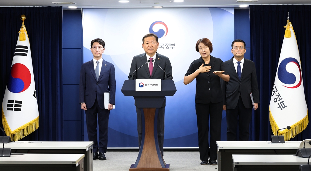 이상민 행정안전부 장관이 19일 오후 서울 종로구 정부서울청사 브리핑룸에서 '지역사랑상품권 이용 활성화에 관한 법률 일부개정법률안' 관련 브리핑을 하고 있다.