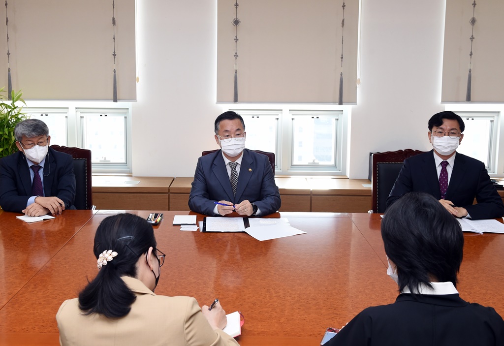 이승우 행정안전부 재난안전관리본부장이 18일 정부세종2청사(행정안전부 마중물터)에서 어우 보첸 한중일 3국 협력사무국(TCS: Trilateral Cooperation Secretariat) 사무총장 예방을 받고 환담을 나누고 있다
