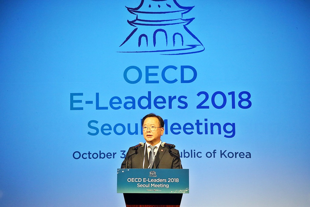 김부겸 장관이 30일 오전 서울시 중구 소공동 웨스틴조선호텔에서 열린 'OECD E-Leader 2018 서울회의'에 참석해 환영사를 하고있다.