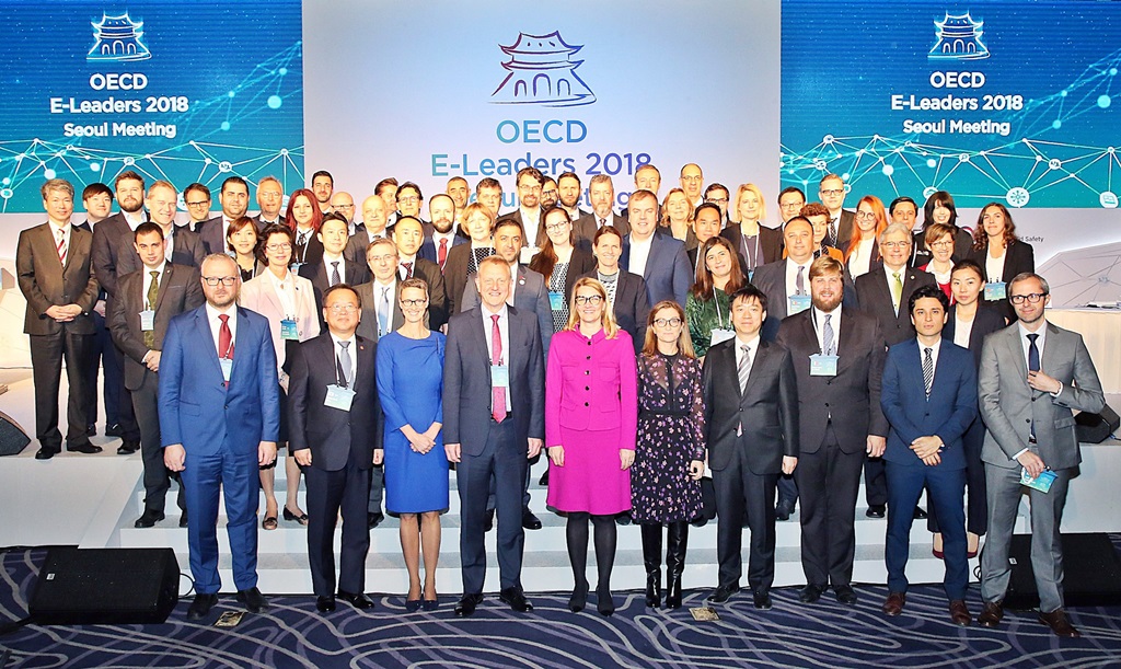 30일 오전 서울시 중구 소공동 웨스틴조선호텔에서 열린 'OECD E-Leader 2018 서울회의'에서, 김부겸 장관(앞줄 왼쪽 두번째), 마리 키비니에미(Mari kiviniemi) OECD 사무차장(앞줄 왼쪽 다섯번째), 콜린 맥도날드(Colin Macdonald) 의장국 대표(앞줄 왼쪽 네번째) 등 참석자들이 기념촬영을 하고있다.