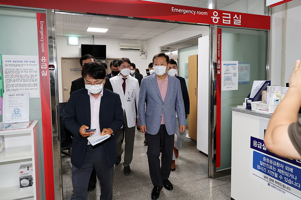 이상민 행정안전부 장관이 15일 오전 강원 원주의료원을 방문하여 추석 연휴기간 중 응급의료 및 비상진료체계 운영현황 등을 점검하고 있다.