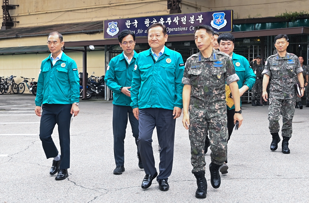 이상민 행정안전부 장관이 13일 오전 경기 평택시 소재 공군작전사령부 한국항공우주작전본부를 방문해 공군작전사령관에게 부대 현황을 보고받고 있다.